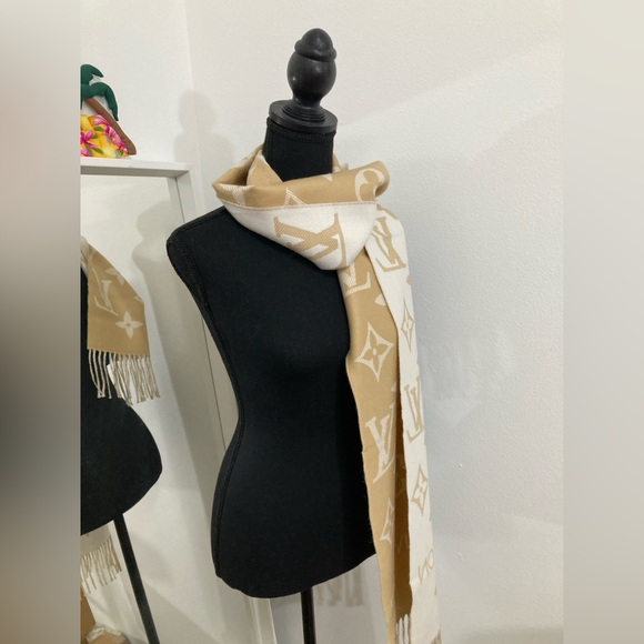 Louis Vuitton Handbags - Dior makeup pouch